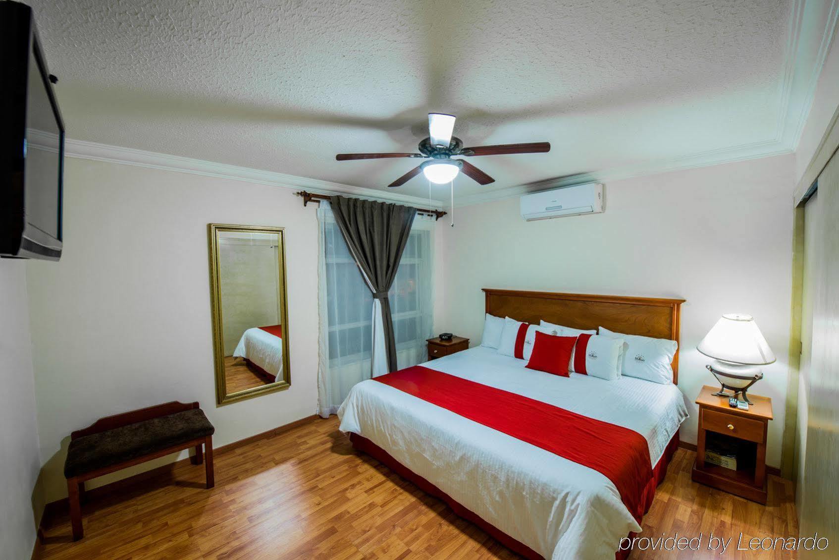 Del Marques Hotel And Suites グアダラハラ エクステリア 写真